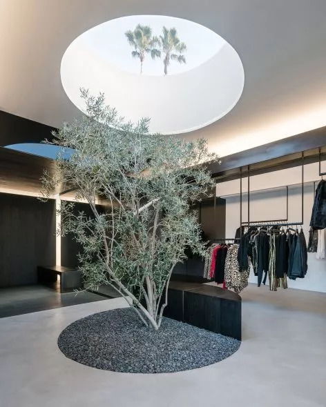 在極簡主義服裝店中，為心靈尋覓冥想空間